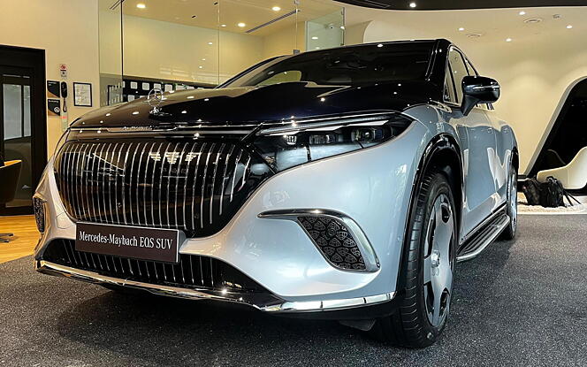 Mercedes-Benz Maybach EQS SUV Front Left View