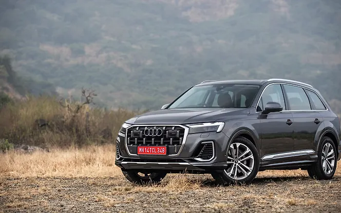 Audi Q7 Front Left View