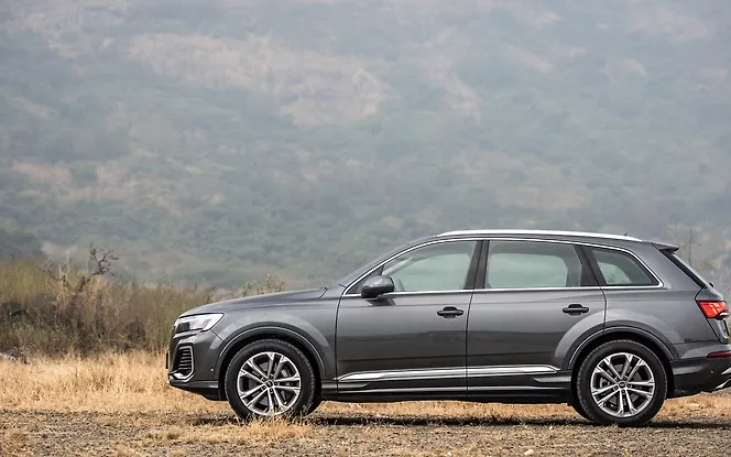 Audi Q7 Left View