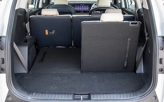 Kia Carens Clavis Bootspace with Split Seat Folded