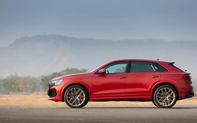 Audi RS Q8 Performance Left View