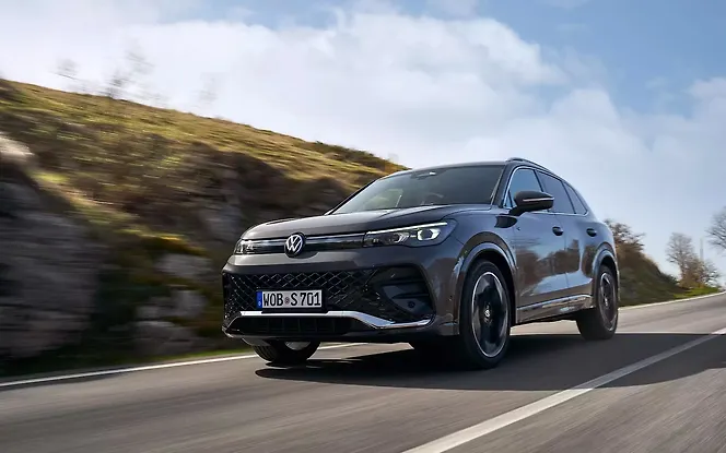 Volkswagen Tiguan R-Line Front Left View