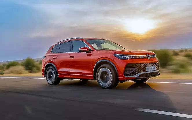 Volkswagen Tiguan R-Line Front Right View
