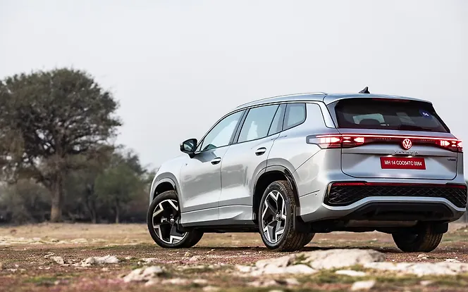 Volkswagen Tayron R-Line Rear Left View