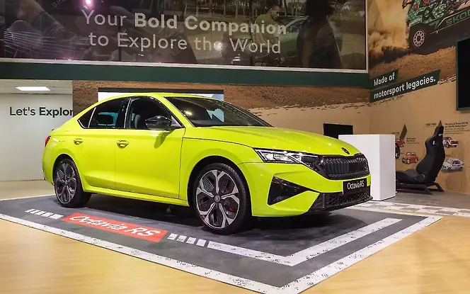 Skoda Octavia RS Front Right View Skoda Octavia RS Front Right View