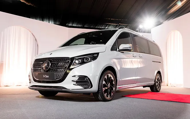 Mercedes-Benz V-Class Front Left View