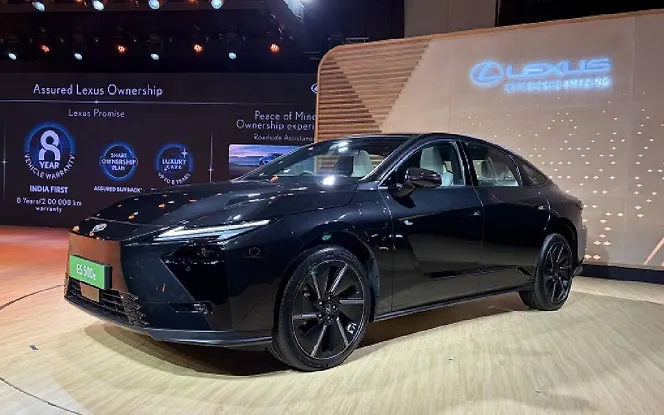 Lexus ES Front Left View