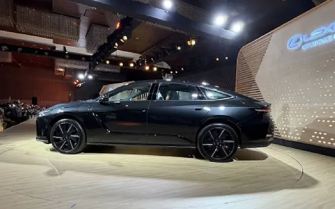 Lexus ES Rear Left View