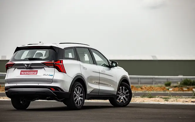 Mahindra XUV700 Right Rear View