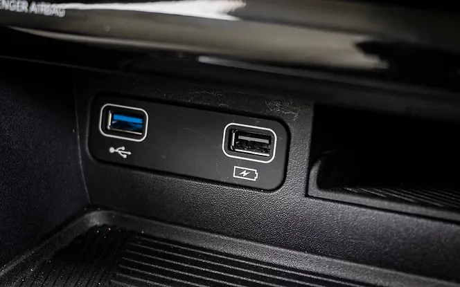 Mahindra XUV700 USB / Charging Port